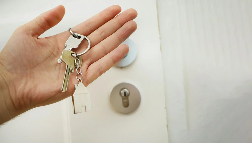 hand holding keys